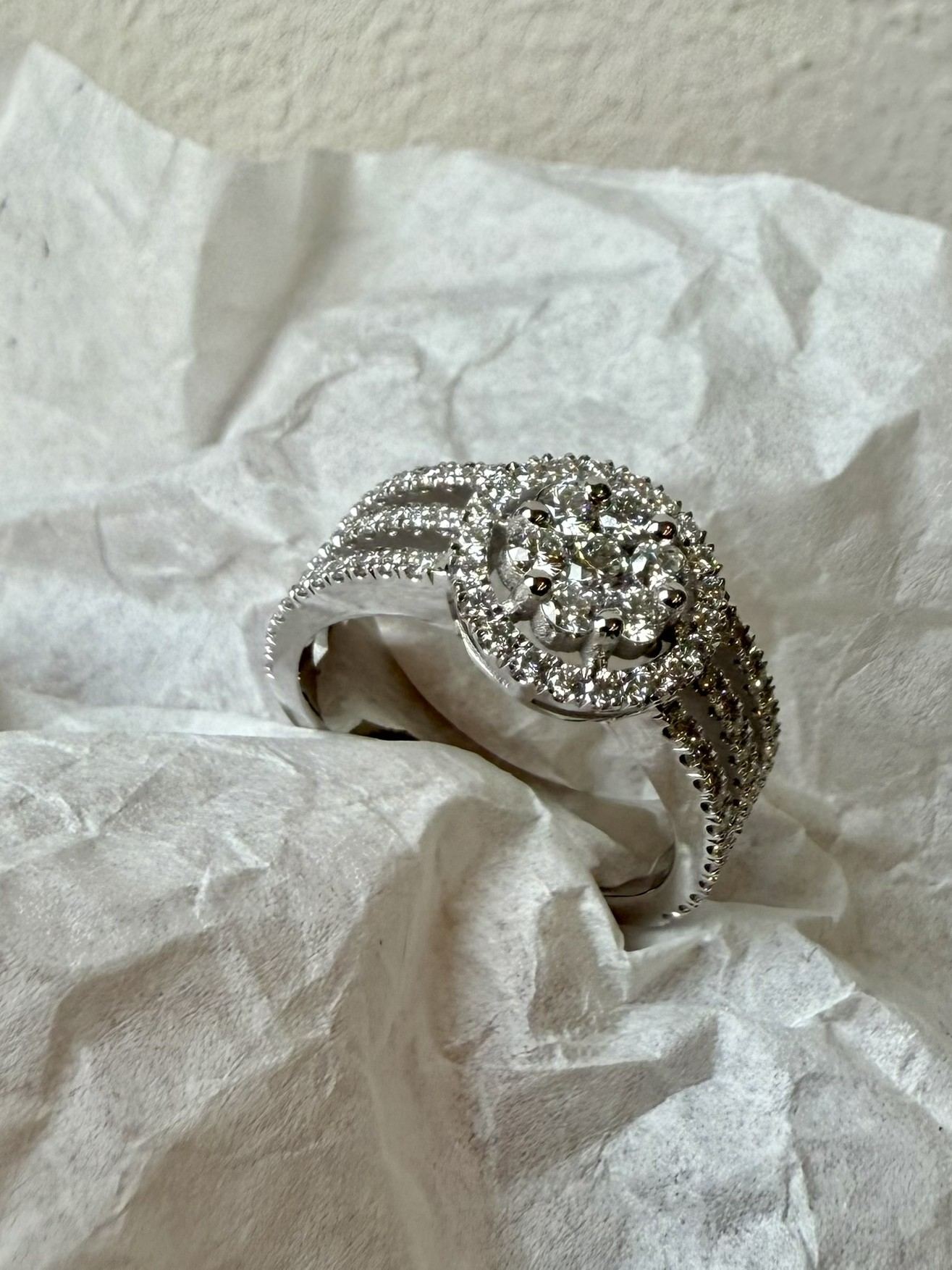 Bague fleur sertie en halo de diamants — atelier SKJ Serti, Anvers