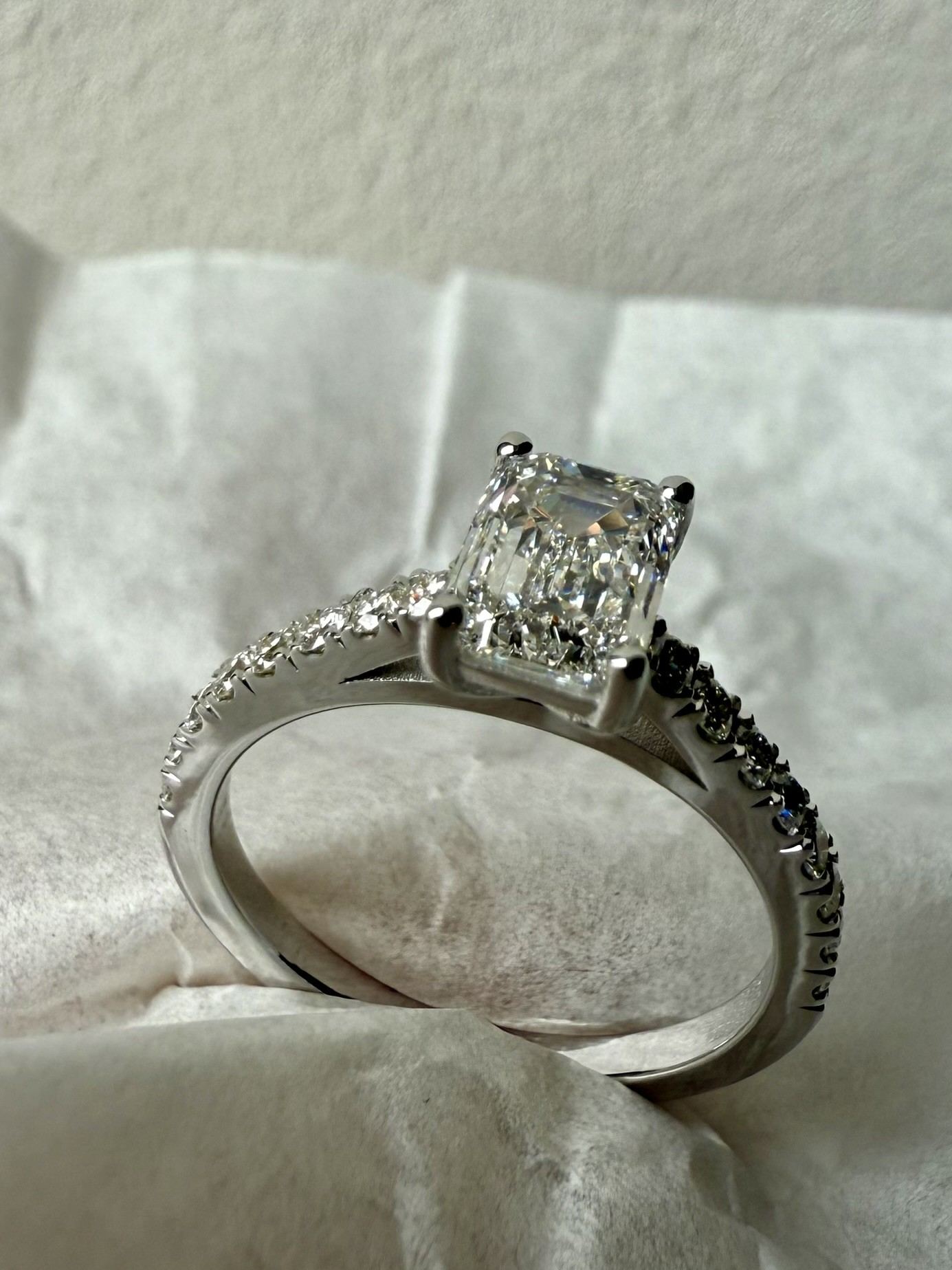 Bague solitaire émeraude sertie pavé de diamants — atelier SKJ Serti, Anvers