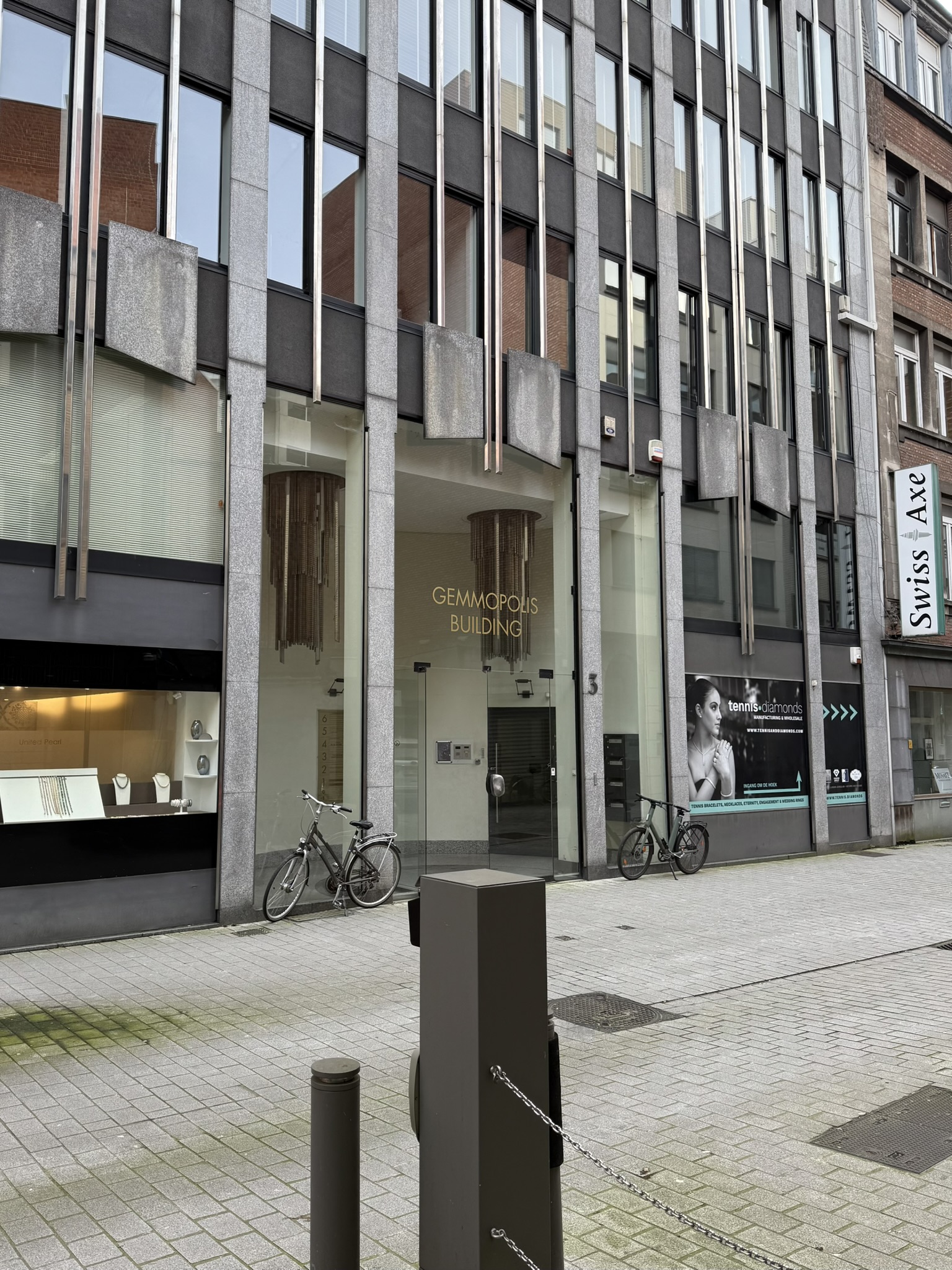 Établi de sertissage à l'atelier SKJ Serti, quartier diamantaire d'Anvers