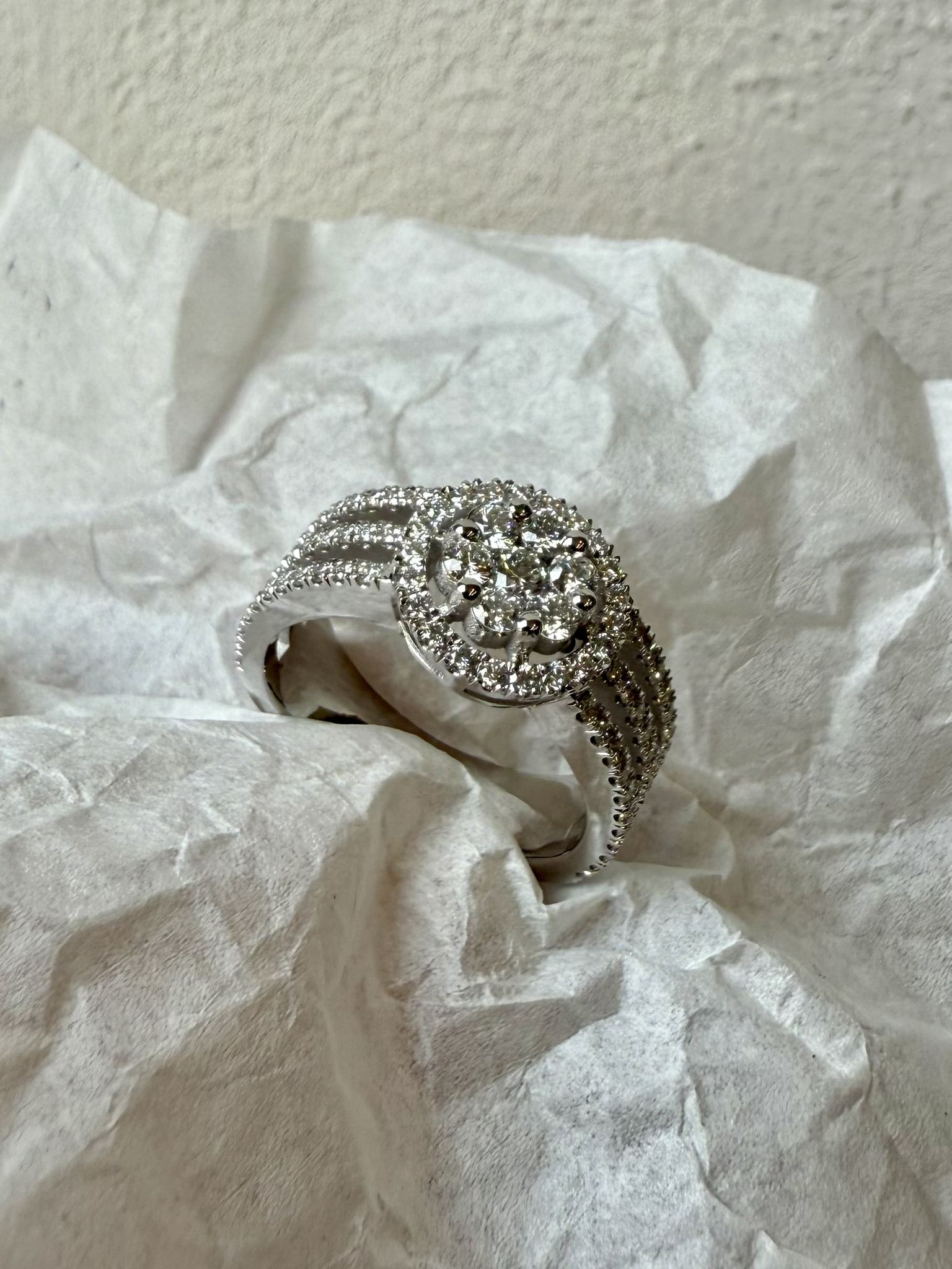 Bague fleur sertie en halo de diamants — atelier SKJ Serti, Anvers