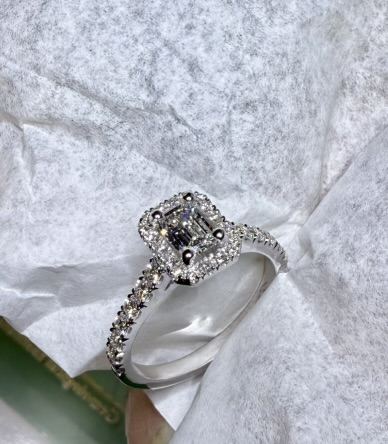 Bague coussin sertie en halo de diamants — atelier SKJ Serti, Anvers