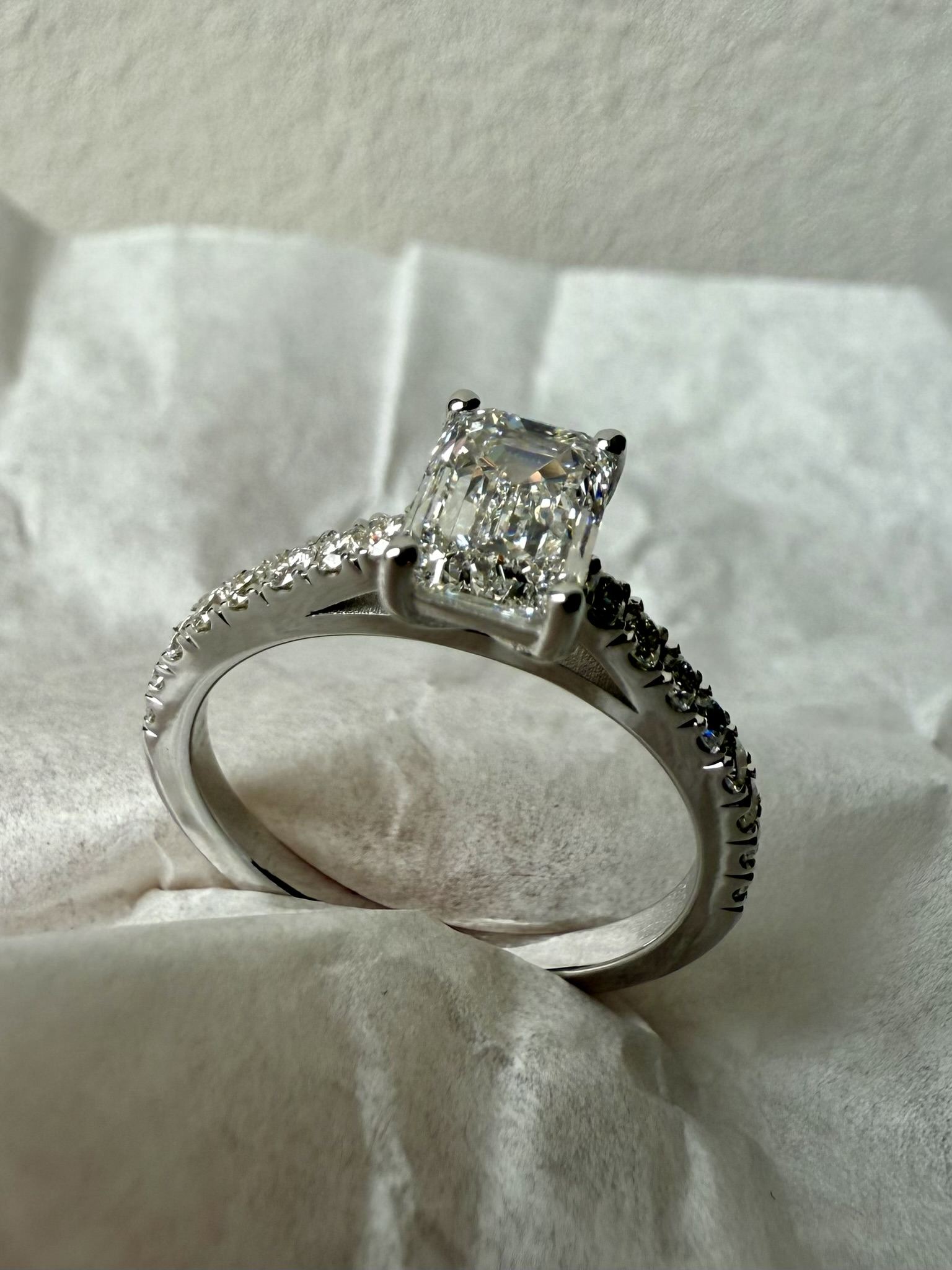Bague solitaire émeraude sertie pavé de diamants — atelier SKJ Serti, Anvers