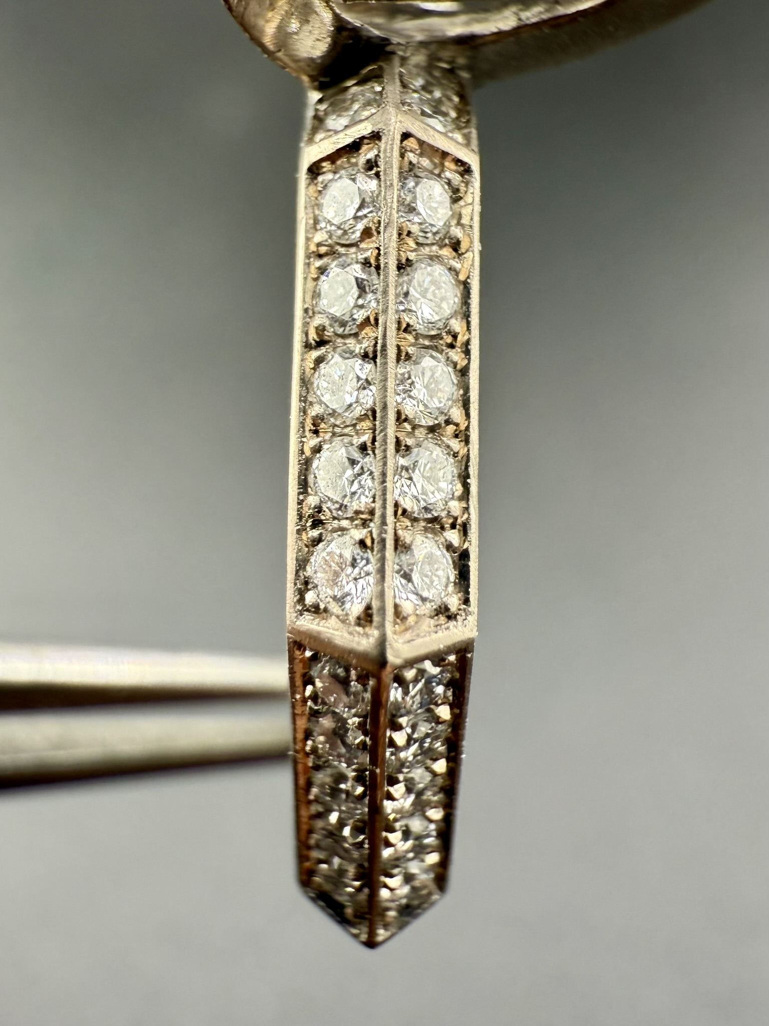 Détail d'un sertissage pavé deux rangs — atelier SKJ Serti, Anvers