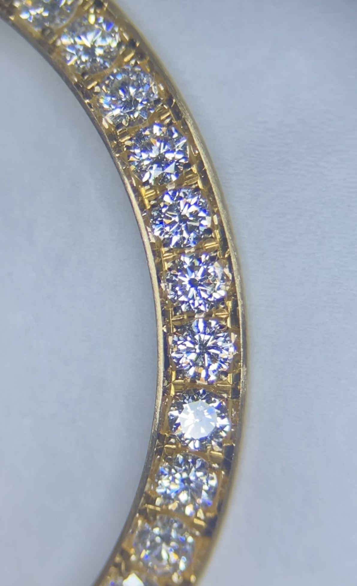 Sertissage pavé sur or, diamants — atelier SKJ Serti, Anvers